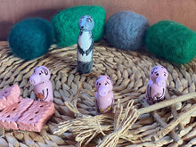Load image into Gallery viewer, THREE LITTLE PIGS THEMED WOODEN PEG FIGURINES