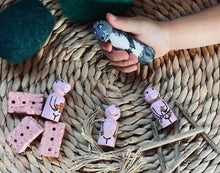 Load image into Gallery viewer, THREE LITTLE PIGS THEMED WOODEN PEG FIGURINES