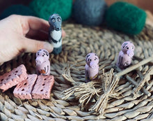 Load image into Gallery viewer, THREE LITTLE PIGS THEMED WOODEN PEG FIGURINES
