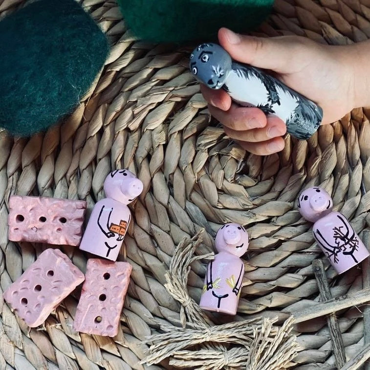 THREE LITTLE PIGS THEMED WOODEN PEG FIGURINES
